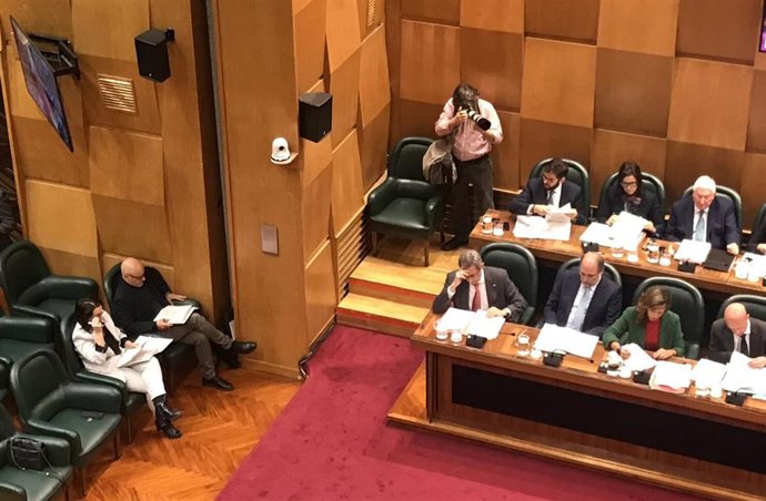 Dos concejales de VOX en la bancada de la derecha y otros dos en los sillones destinados a asesores del Gobierno de la ciudad