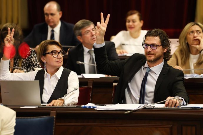 El portavoz del PP en Baleares, Sebasti Sagreras, durante una votación en un pleno del Parlament balear.