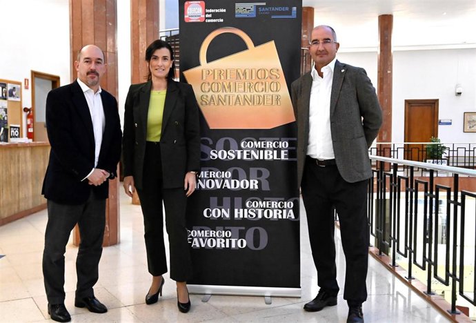 La alcaldesa de Santander, Gema Igual, y el secretario general de COERCAN, Gonzalo Cayón, con el cartel de los XV Premios del Comercio