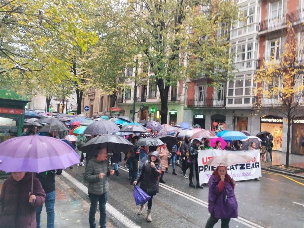 Piquetes informativos recorren la Gran Vía bilbaína con motivo de la huelga feminista convocada por el Movimiento feminista de Euskal Herria