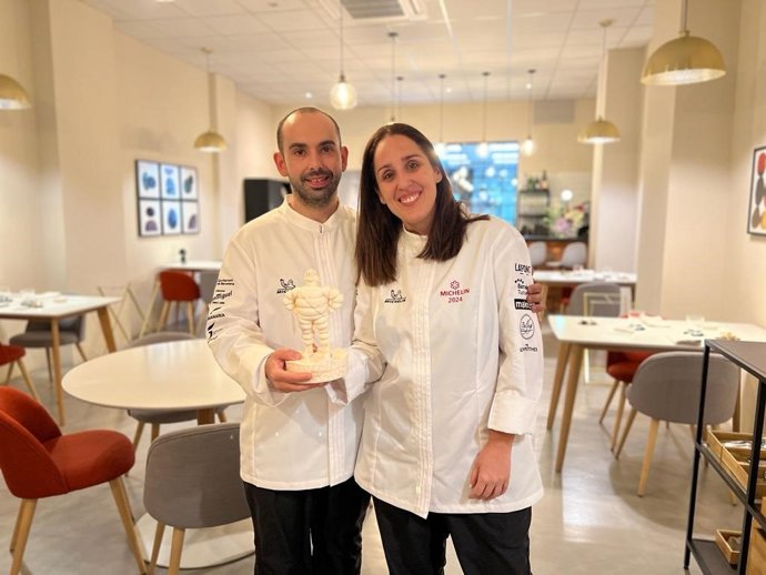 Els xefs Roseta Félix i Daniel Malavía posen amb l'Estrela Michelín en el seu restaurant, Fraula