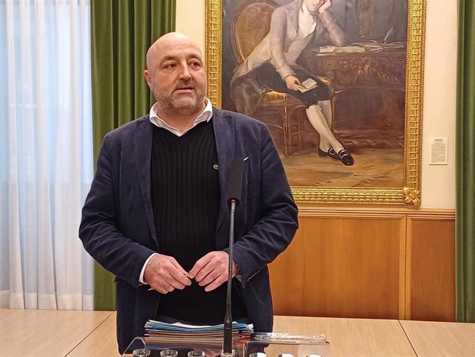 El concejal delegado de Participación y Atención a la Ciudadanía, Mercados y Consumo y Cooperación en el Ayuntamiento de Gijón, Guzmán Pendás,  en rueda de prensa en el Consistorio.