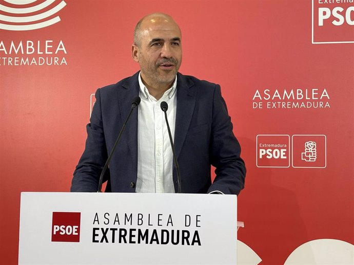 El portavoz de Empleo del Grupo Parlamentario Socialista, Juan Ramón Ferreira, en rueda de prensa