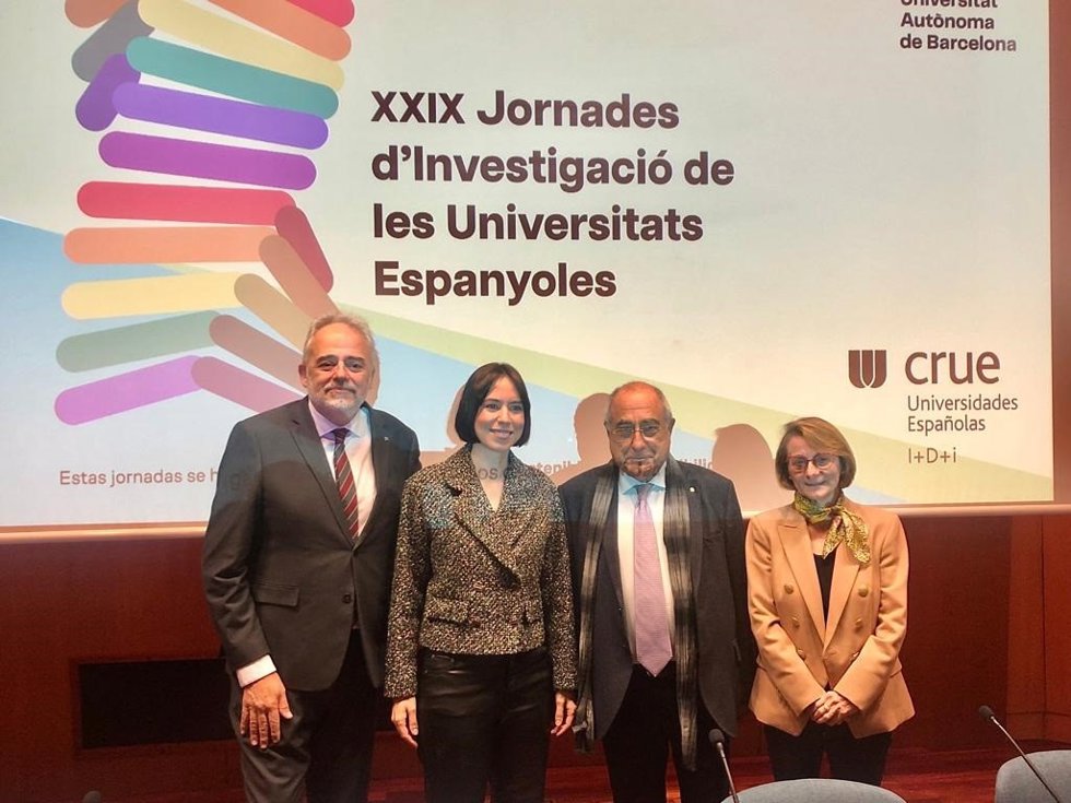 El rector de la Universitat Autnoma de Barcelona (UAB), Javier Lafuente; la ministra Diana Morant; el conseller de Investigación y Universidades de la Generalitat, Joaquim Nadal; y la presidenta de la Crue, Eva Alcón, este jueves