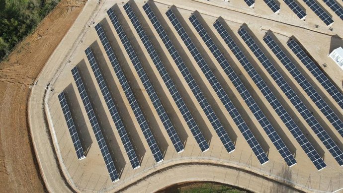 La Academia Básica del Aire instala la primera planta solar fotovoltaica para autoconsumo con una potencia nominal de 1000 kilovatios.