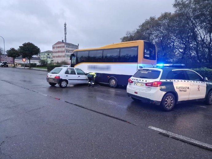 Colisión de un coche contra un autobús en la N-6 en Rábade (Lugo)