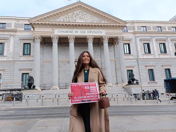 La profesora Ángela Sánchez-Pérez ha entregado este jueves en el Congreso de los Diputados más de 63.000 firmas, recogidas junto con la también profesora Natalia Jiménez, para prohibir por ley el uso de teléfonos móviles a menores de 14 y 16 años.