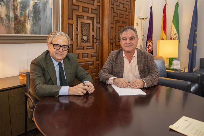 El presidente de la Diputación de Córdoba, Salvador Fuentes (izda.), y el alcalde de Fuente la Lancha, Antonio Hospital.