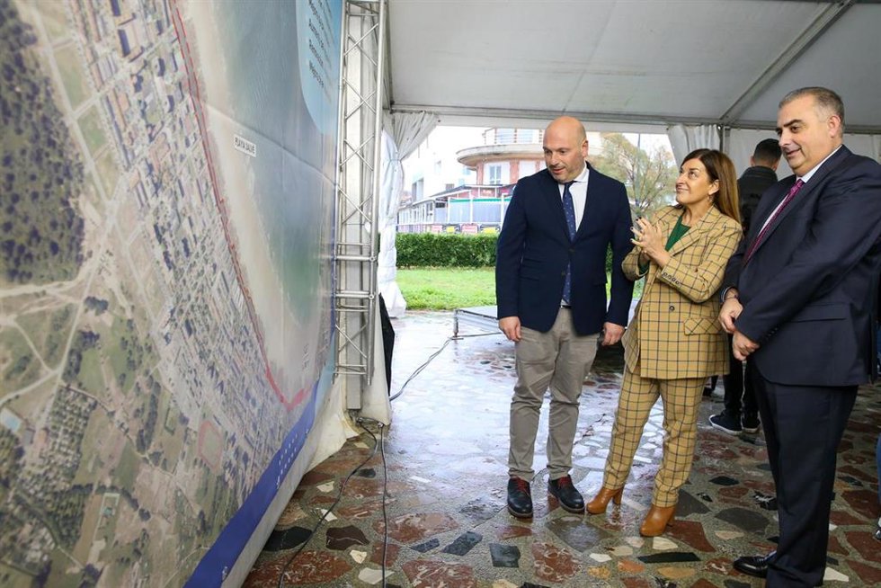 La presidenta de cantabria, María José Sáenz de Buruaga, en la presentación del proyecto de reforma del paseo marítimo de Laredo.