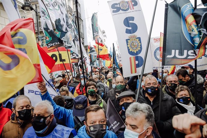 Archivo - Varias personas sostienen banderas de los sindicatos policiales SUP, Jusapol y Jupol, en una manifestación contra la reforma de la Ley de Seguridad Ciudadana, a 27 de noviembre de 2021, en Madrid (España).