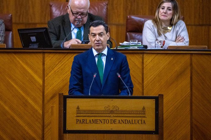 El presidente de la Junta de Andalucía, Juanma Moreno interviene en el debate, a 30 de noviembre de 2023, en Sevilla, Andalucía (España). Continuación de la sesión plenaria con la segunda jornada del Debate sobre el Estado de la Comunidad en el que inte