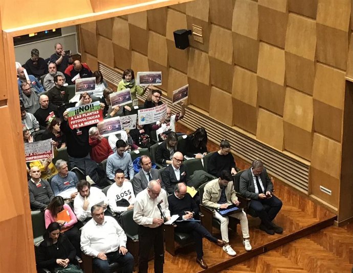 Vecinos de la Huerta de Movera protestan en el pleno del Ayuntamiento de Zaragoza contra la instalación de parques solares