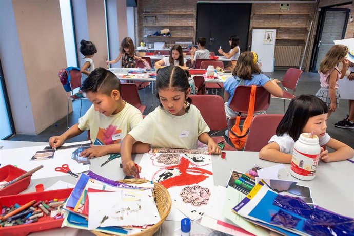 Participantes en ediciones anteriores del taller infantil de Navidad del Museo de Navarra.