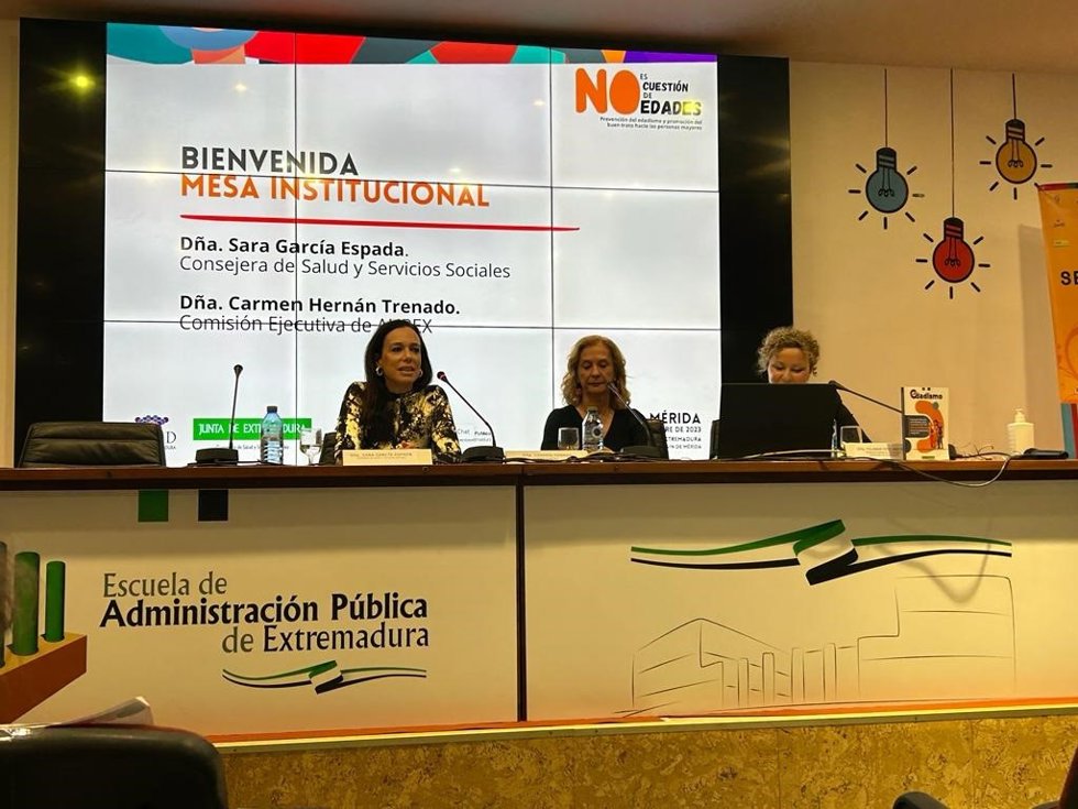 La consejera de Salud, Sara García Espada, inaugura las Jornadas 'No es cuestión de edades
