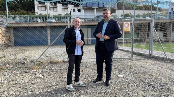 El portavoz del PSOE en la Diputación provincial, Josele González, junto al alcalde de Benamargosa, Salvador Arcas, durante una visita al municipio.
