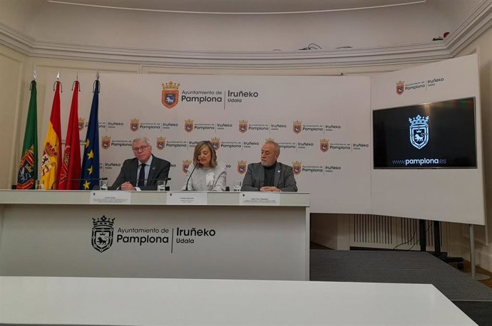 La alcaldesa, Cristina Ibarrola, el vicepresidente de Organización y Relaciones Institucionales del CSIC, Carlos Closa, y el consejero Juan Cruz Cigudosa