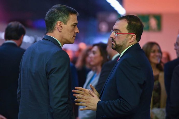 Pedro Sánchez y Adrián Barbón, este miércoles en la inauguración de la variante ferroviaria de Pajares