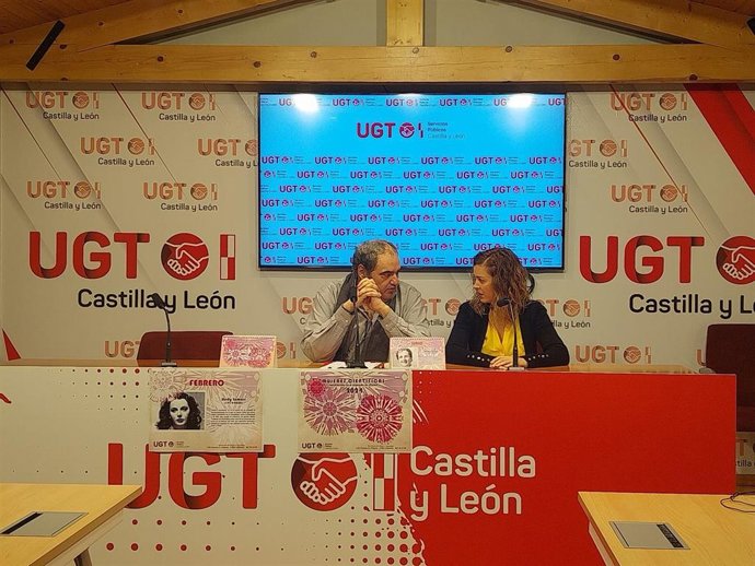 El secretario general de UGT SP CyL, Tomás Pérez, y Beatriz García, secretaria del sector de enseñanza , presentan el calendario 2024 Mujeres científicas, precursoras de la igualdad de género'
