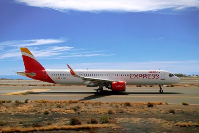 Archivo - Un avión de la aerolínea Iberia Express.