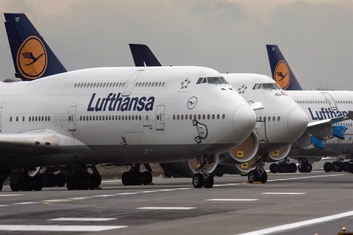 Archivo - FILED - 28 December 2020, Hesse, Frankfurt_Main: Lufthansa Boeing 747 jets stand on the northwest runway at Frankfurt Airport. Lufthansa plans to use two wide-body aircraft for the planned special flights from Israel to Germany. Photo: Boris R