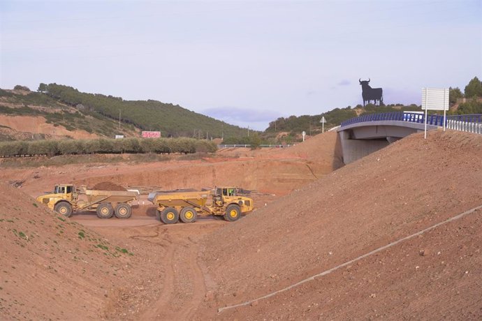 Archivo - Dos camiones en las obras de la Ronda Sur de Logroño, a 16 de febrero de 2022, en Logroño, La Rioja (España).