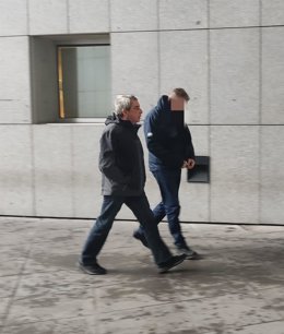 El Policía Local de Cangas de Onis acusado de acosar sexualmente a una compañera a su salida de la Audiencia Provincial.