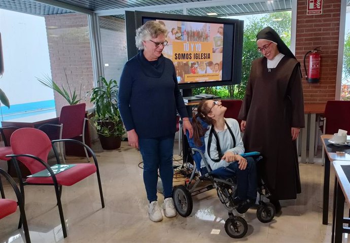 Henar Balgañon con su catequista María Ángeles Aznárez y la religiosa María Granados, de la Conferencia Episcopal.