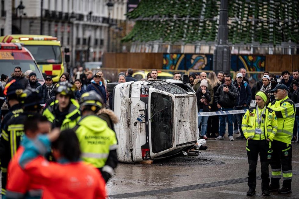 Bomberos de Madrid al lado de un vehículo que activistas de Greenpeace han soltado en la Puerta del Sol, a 29 de noviembre de 2023, en Madrid (España).