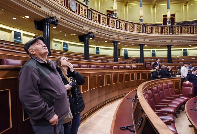 Archivo - Dos personas observan el techo del hemiciclo del Congreso de los Diputados en las 25 edición de las Jornadas de Puertas Abiertas.