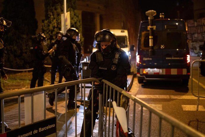 Los Mossos d'Esquadra en las inmediaciones de los edificios okupados de la Runa y el Kubo, en la plaza Bonanova, a 30 de noviembre de 2023, en Barcelona, Catalunya (España). Los Mossos d'Esquadra han conseguido entrar en el interior del Kubo y la Runa