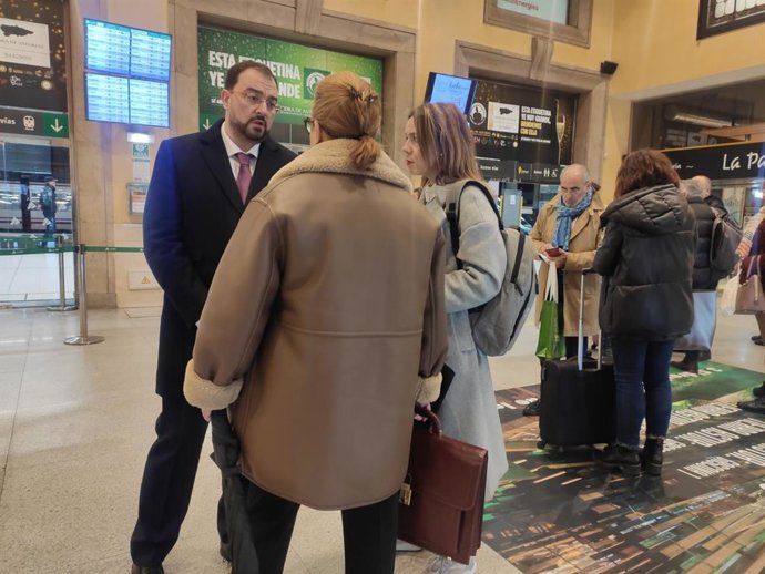 Adrián Barbón, en la estación de tren de Oviedo