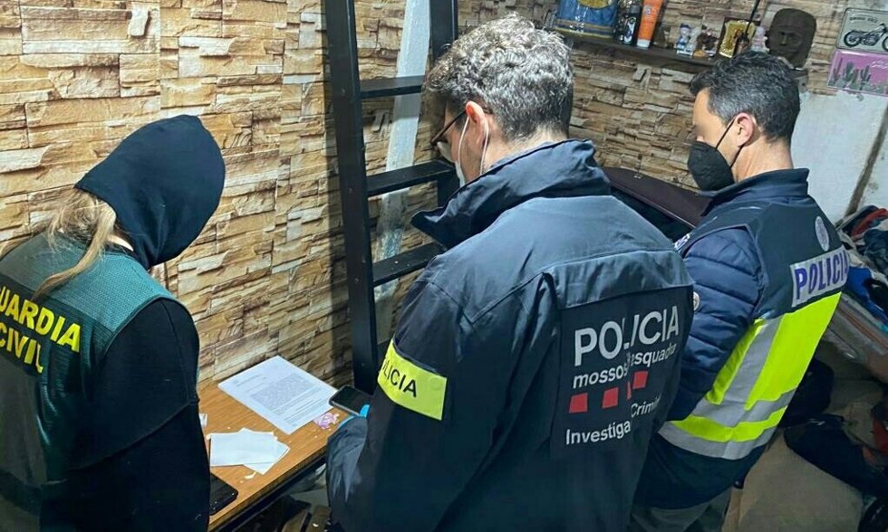 Archivo - Imagen de tres agentes de la Policía Nacional, la Guardia Civil y los Mossos d'Esquadra.