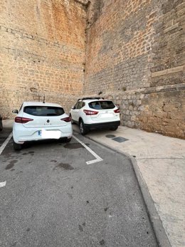 Archivo - Coches aparcados sobre la cera en Ibiza