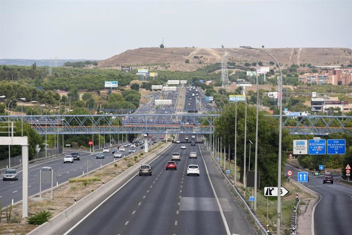 Archivo - Varios coches circulan en la autovía A-3