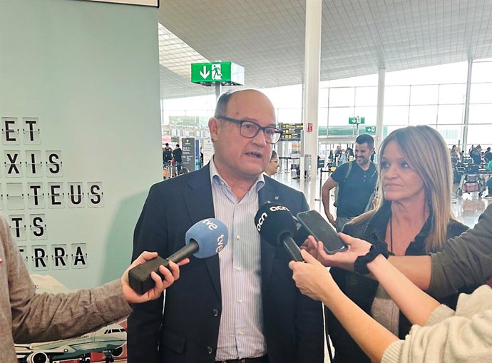 El director de la Agncia Catalana del Consum, Albert Meli, y la subdirectora de Atención y Formación, Marta Rovira