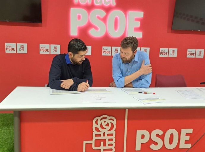 Los concejales del PSOE en el Ayuntamiento de Teruel, José Guillén y Diego Piñeiro, analizando los presupuestos de 2024.