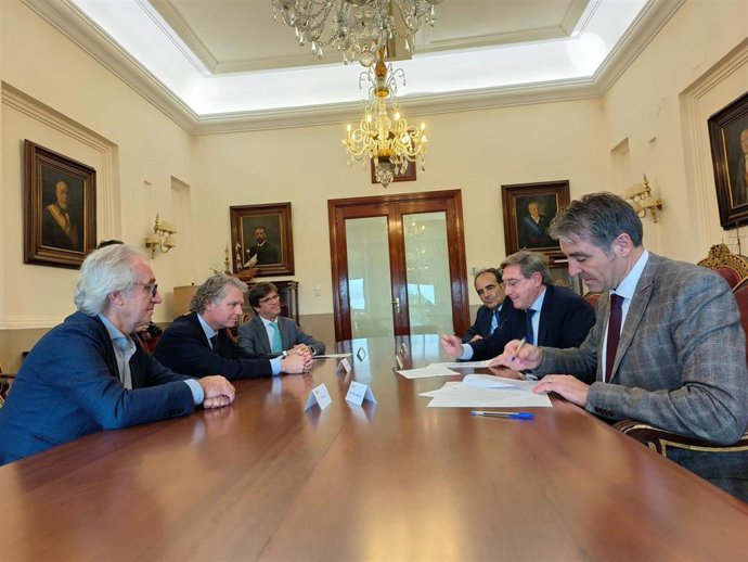Firma del convenio entre el presidente del Puerto de Sevilla, Rafael Carmona, y el decano de la Demarcación de Andalucía, Ceuta y Melilla del Colegio de Ingenieros de Caminos, Canales y Puertos, Juan Manuel Medina.