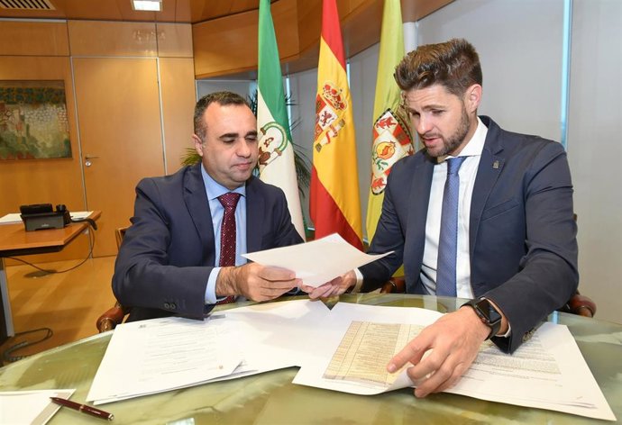 El presidente de la Diputación de Granada, Francis Rodríguez, y el diputado de Deportes e Instalaciones Deportivas, Eric Escobedo.