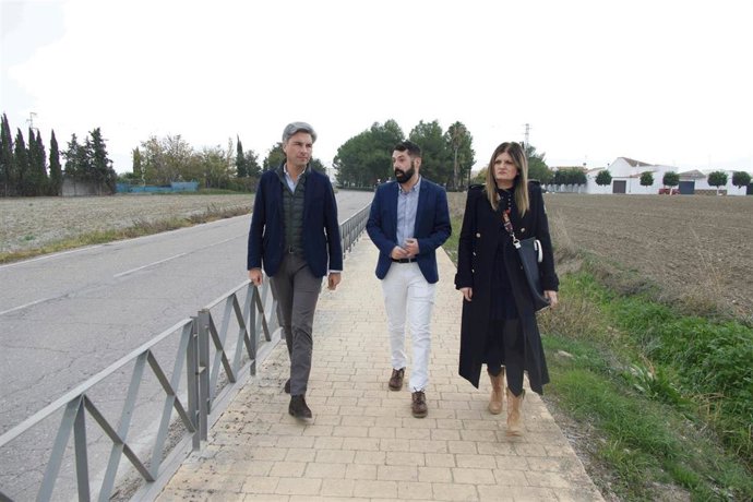 El vicepresidente primero y delegado de Infraestructuras, Sostenibilidad y Agricultura de la Diputación de Córdoba, Andrés Lorite (izda.), en su visita a El Carpio.