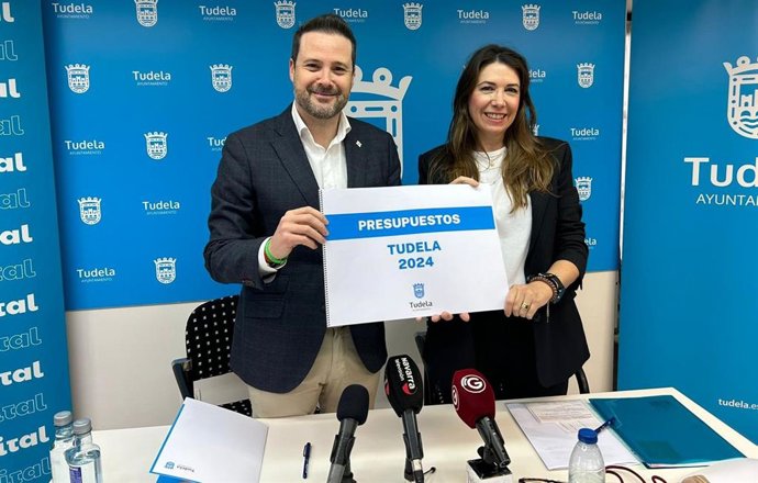 El alcalde de Tudela, Alejandro Toquero, junto a la edil de Hacienda, Reyes Carmona