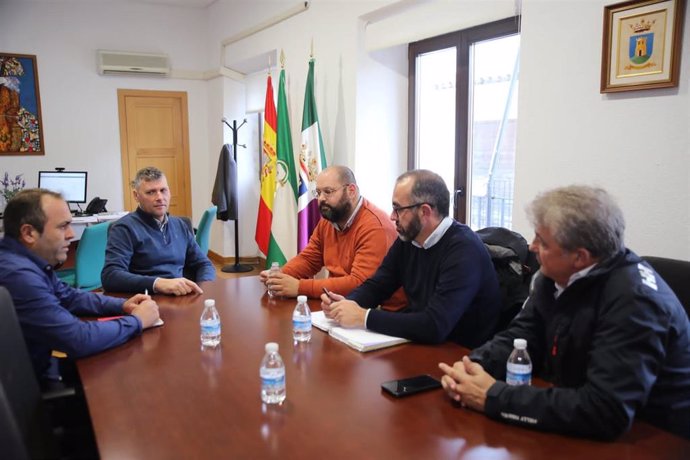 El responsable del Área de Cooperación de la Diputación de Cádiz, Javier Bello, visita el Ayuntamiento de Jimena de la Frontera (Cádiz).