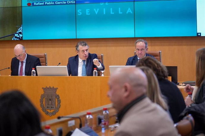 El presidente de la Diputación de Sevilla, Javier Fernández (c), durante la sesión plenaria