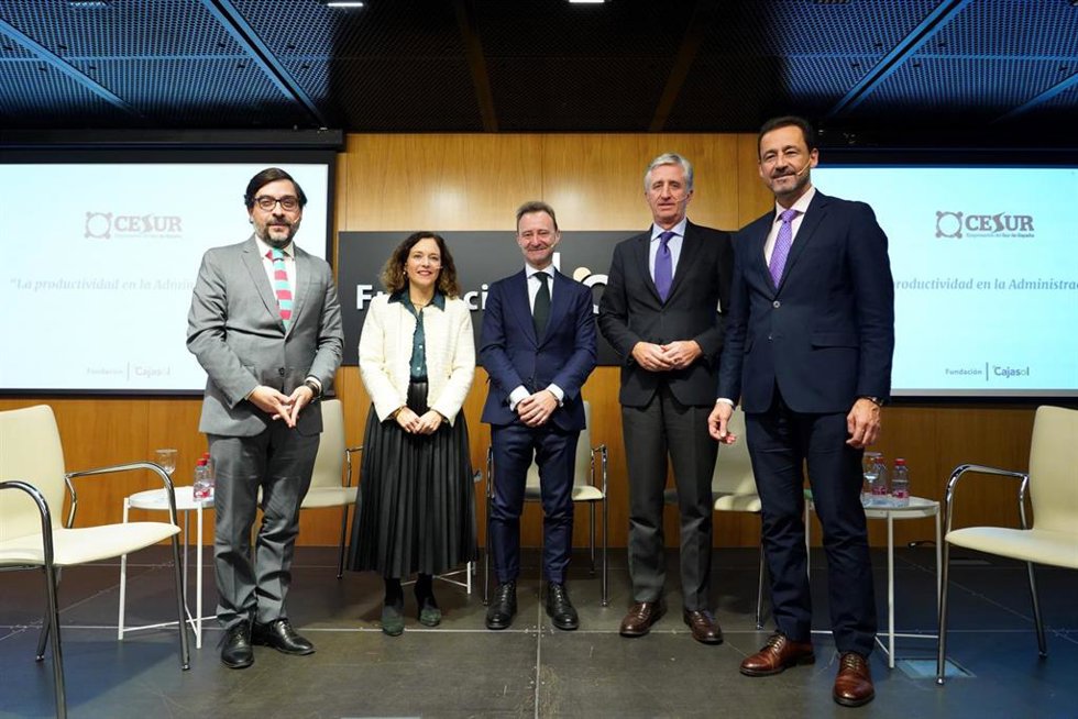 Foto de familia de la jornada 'La productividad en la Administración' organizada por Cesur.