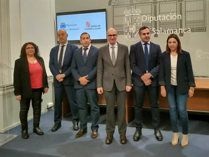 Autoridades presentes en la entrega de diplomas a alumnos de Gomecello e Hinojosa de Duero en el Palacio de La Salina