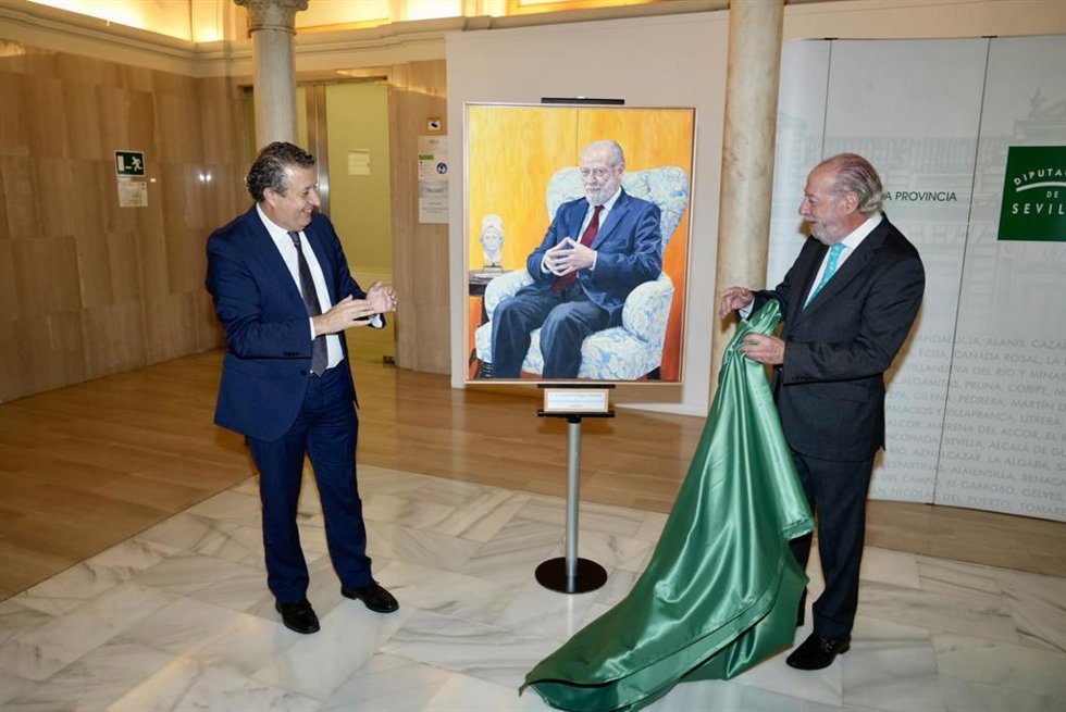 El presidente de la Diputación, Javier Fernández(i), recibe a su antecesor en el cargo, Fernando Rodríguez Villalobos (d), en la Casa de la Provincia, donde se incorpora su retrato institucional a la galería de retratos de presidentes.