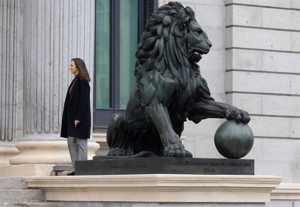 La secretaria general de Podemos, Ione Belarra, posa para un medio de comunicación, en las puertas del Congreso de los Diputados, a 30 de noviembre de 2023, en Madrid (España). 