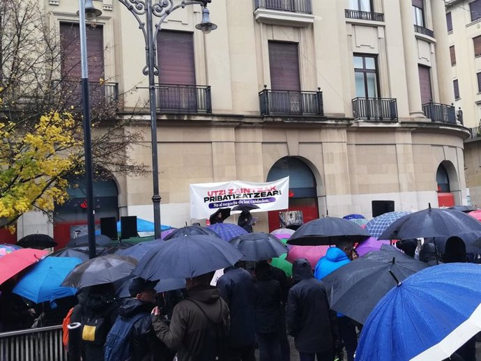 Concentración frente al Palacio de Navarra en el marco de la huelga feminista.