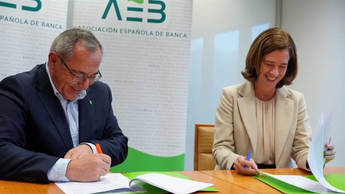 El director de Plena Inclusión, Enrique Galván, y la presidenta de la Asociación Española de Banca y de su Fundación, Alejandra Kindelán, durante la firma del convenio para impulsar la inclusión de personas con discapacidad.