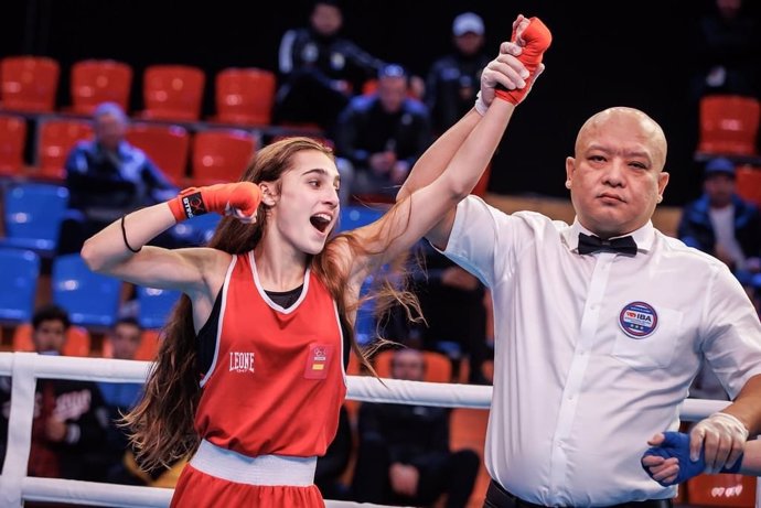 La púgil española, Claudia Alcañiz, celebrando una victoria en el Campeonato del Mundo Junior de boxeo.