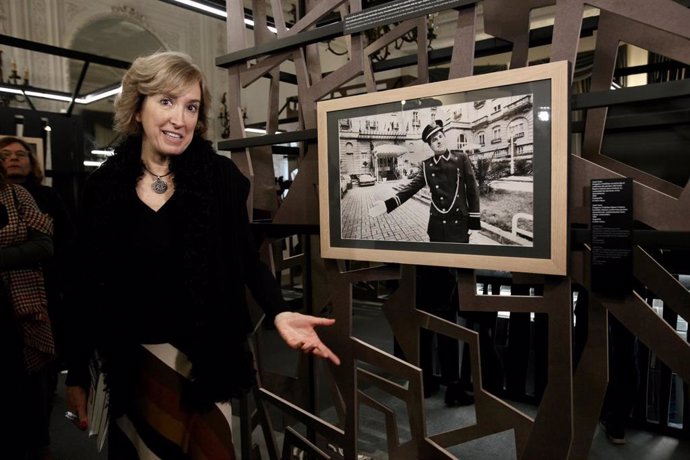 Archivo - La viuda de Gregorio Ordóñez y presidenta de la 'Fundación Gregorio Ordóñez Fenollar',  Ana Iribar,muestra una de las fotos de la exposición  que conmemora el 25 aniversario del asesinato de su marido